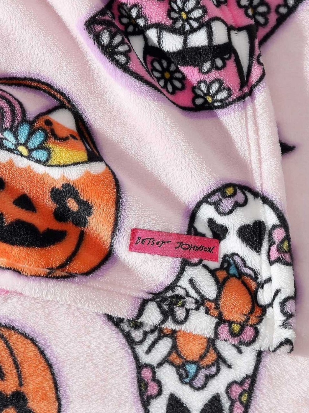 Betsey Johnson Pink Halloween Heart & Skull Plush Throw Blanket - Picture 4 of 5